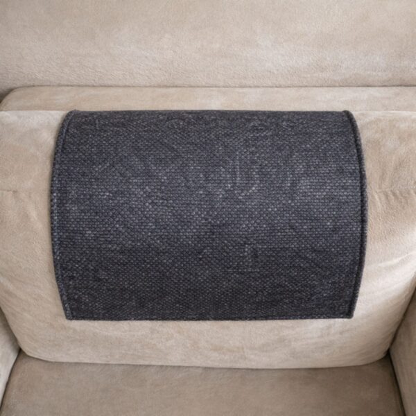 paw-friendly-fabric-sofa-cover-antrachite (7) Close-up detail of cat scratch resistant fleece armrest cover